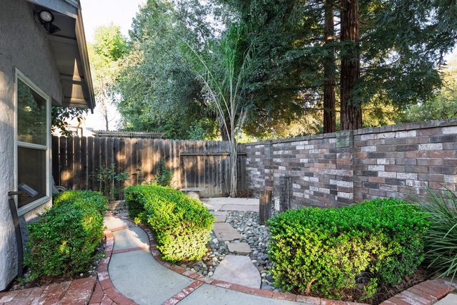 8949 Laguna Place Way, Elk Grove, CA 95758