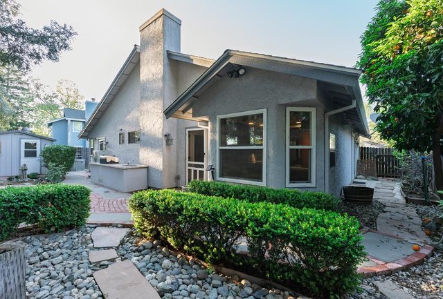 8949 Laguna Place Way, Elk Grove, CA 95758