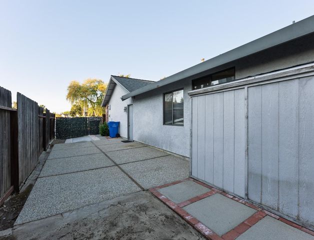 8949 Laguna Place Way, Elk Grove, CA 95758