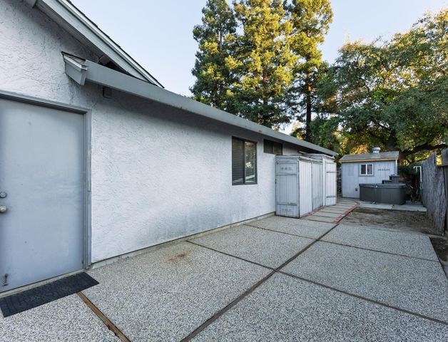 8949 Laguna Place Way, Elk Grove, CA 95758