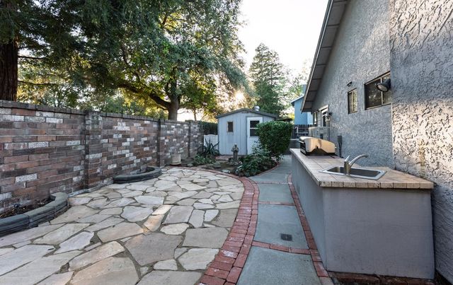 8949 Laguna Place Way, Elk Grove, CA 95758