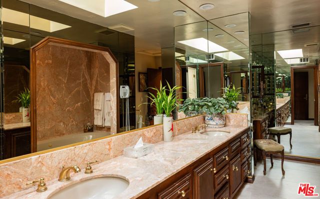 9415 Cherokee Lane, Beverly Hills, CA 90210