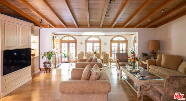 9415 Cherokee Lane, Beverly Hills, CA 90210