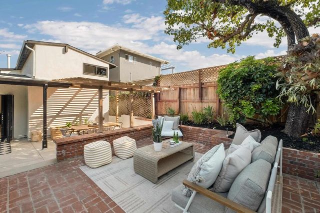 3992 La Cresta Dr, San Diego, CA 92107