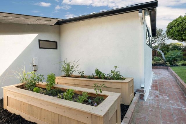 3992 La Cresta Dr, San Diego, CA 92107