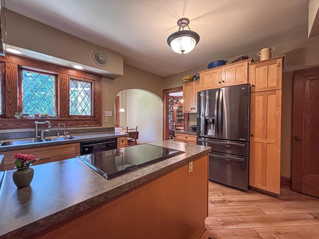 210 W College AVENUE, Waukesha, WI 53186