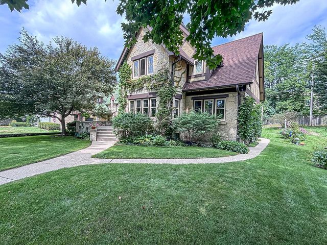 210 W College AVENUE, Waukesha, WI 53186