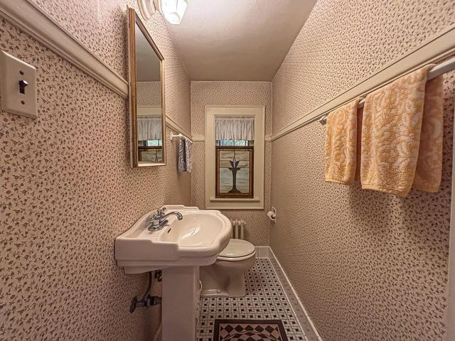 210 W College AVENUE, Waukesha, WI 53186