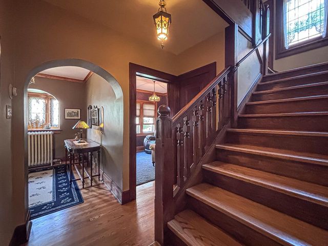 210 W College AVENUE, Waukesha, WI 53186