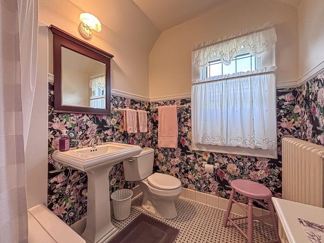 210 W College AVENUE, Waukesha, WI 53186