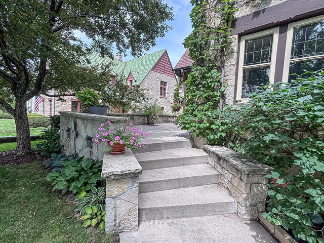 210 W College AVENUE, Waukesha, WI 53186