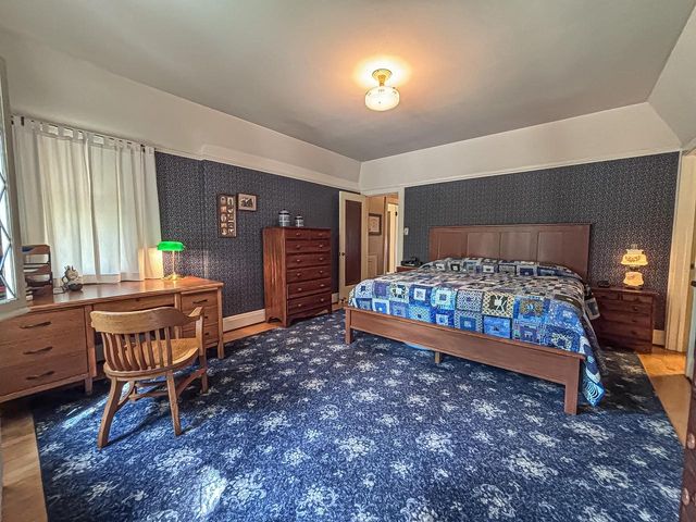 210 W College AVENUE, Waukesha, WI 53186