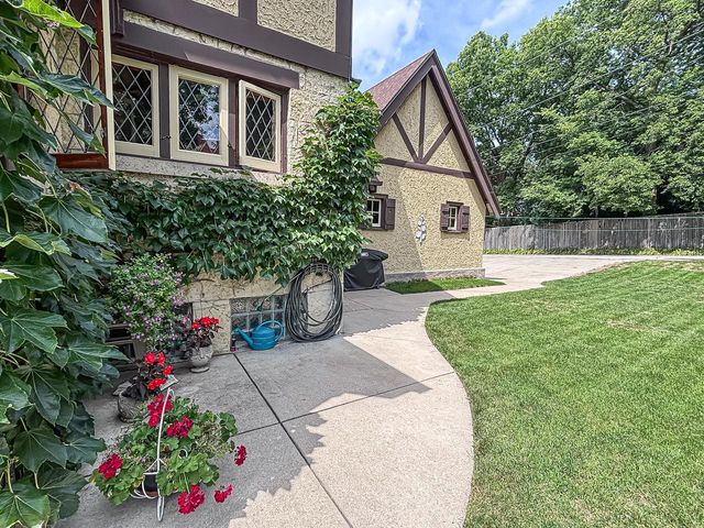 210 W College AVENUE, Waukesha, WI 53186