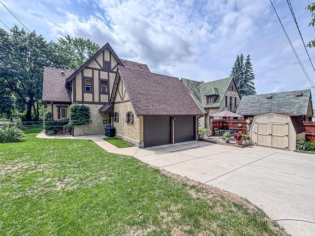 210 W College AVENUE, Waukesha, WI 53186