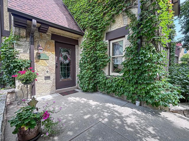 210 W College AVENUE, Waukesha, WI 53186