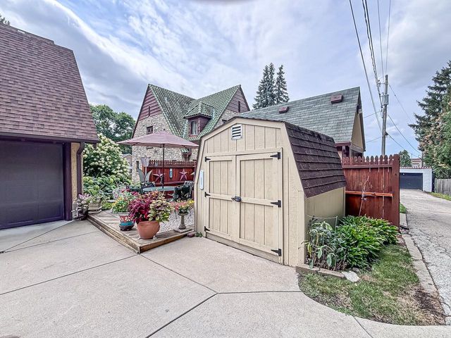 210 W College AVENUE, Waukesha, WI 53186