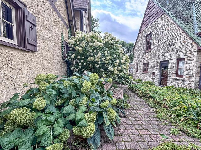 210 W College AVENUE, Waukesha, WI 53186