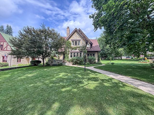 210 W College AVENUE, Waukesha, WI 53186