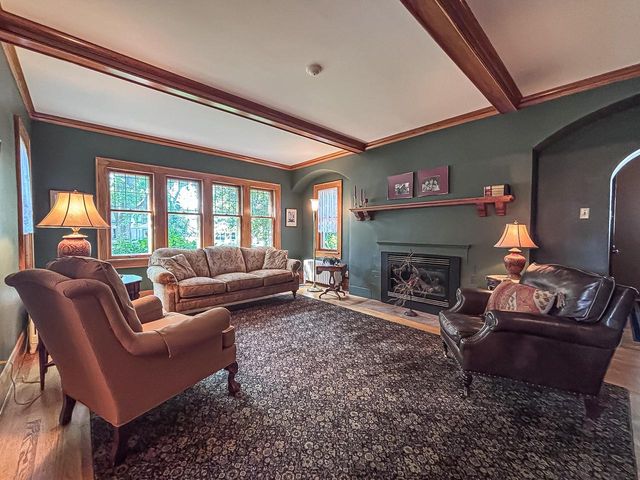 210 W College AVENUE, Waukesha, WI 53186