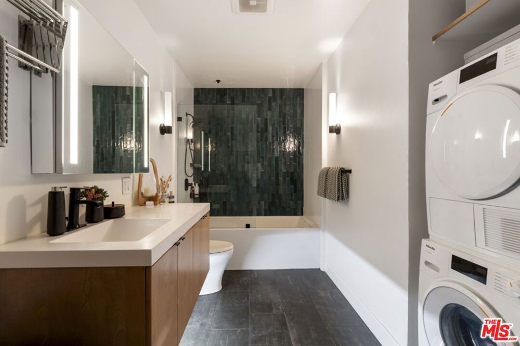 Image 25 of property listing at 253 S Broadway 201, Los Angeles, CA 90012