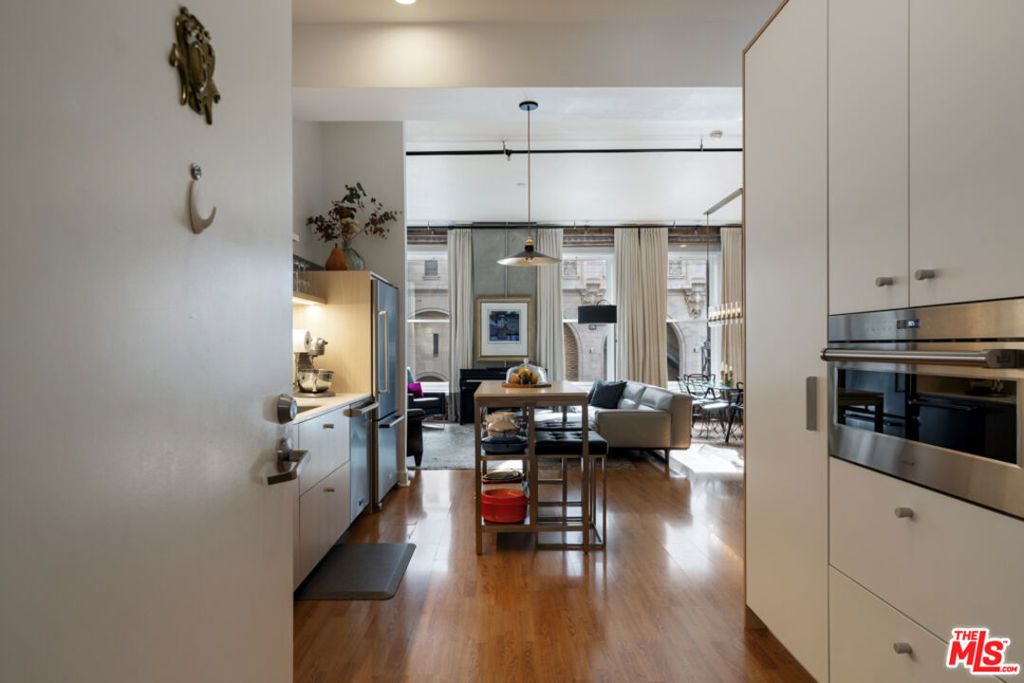 Image 5 of property listing at 253 S Broadway 201, Los Angeles, CA 90012