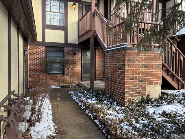 367 Sandhurst Circle 5, Glen Ellyn, IL 60137
