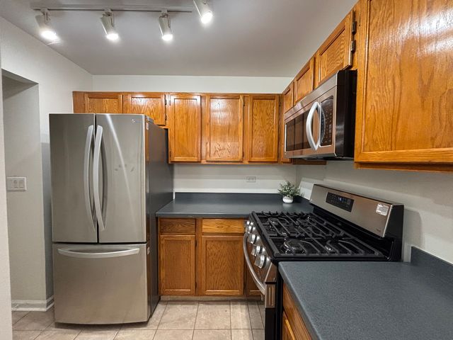 367 Sandhurst Circle 5, Glen Ellyn, IL 60137