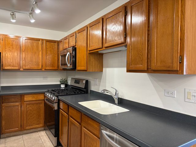 367 Sandhurst Circle 5, Glen Ellyn, IL 60137