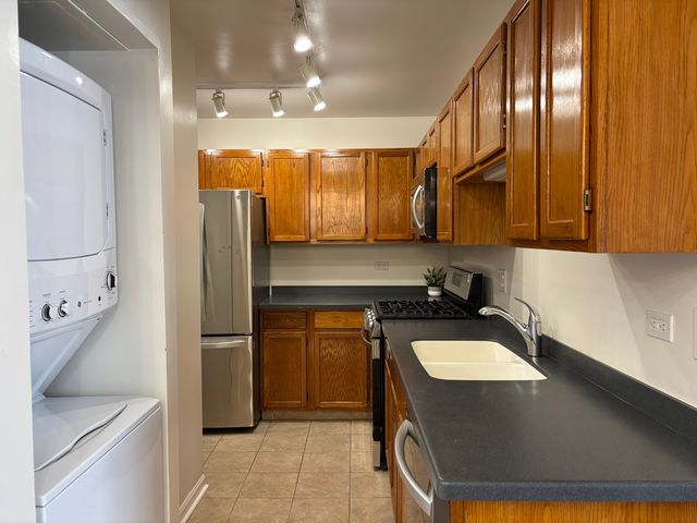 367 Sandhurst Circle 5, Glen Ellyn, IL 60137