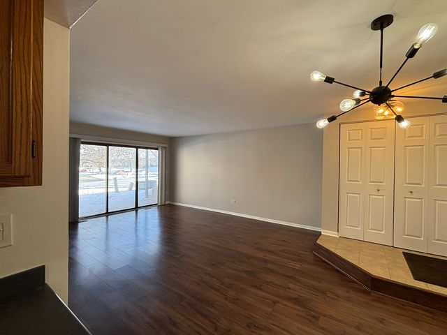 367 Sandhurst Circle 5, Glen Ellyn, IL 60137