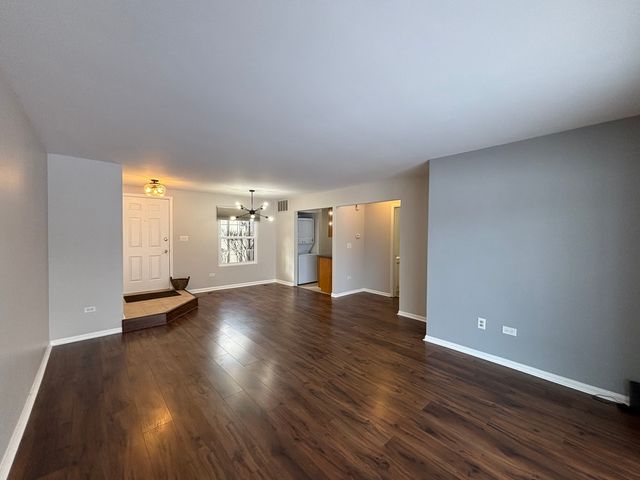 367 Sandhurst Circle 5, Glen Ellyn, IL 60137