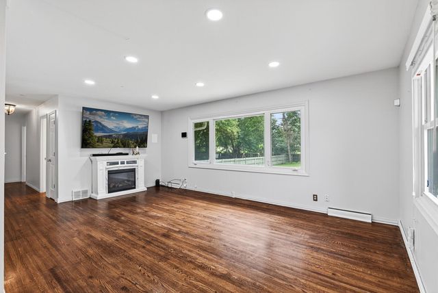 3213 W Old Shakopee Road, Bloomington, MN 55431