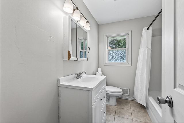 3213 W Old Shakopee Road, Bloomington, MN 55431