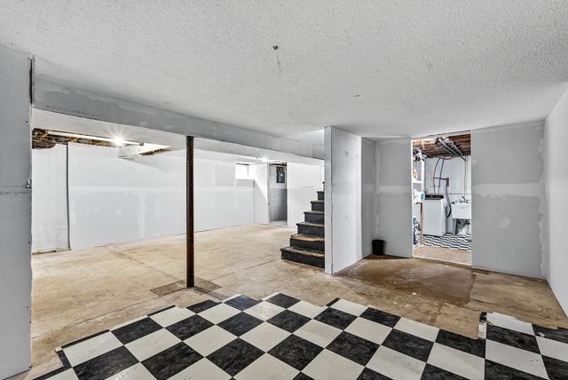 3213 W Old Shakopee Road, Bloomington, MN 55431