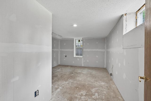 3213 W Old Shakopee Road, Bloomington, MN 55431