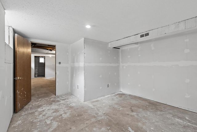 3213 W Old Shakopee Road, Bloomington, MN 55431