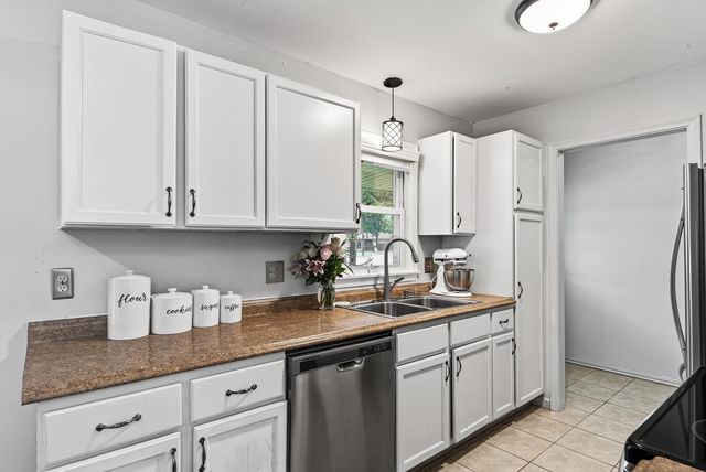 3213 W Old Shakopee Road, Bloomington, MN 55431