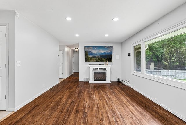 3213 W Old Shakopee Road, Bloomington, MN 55431