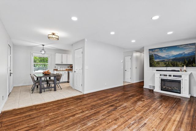 3213 W Old Shakopee Road, Bloomington, MN 55431