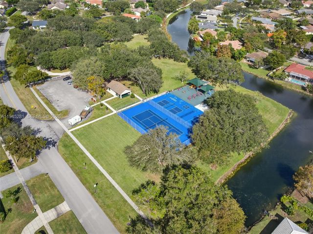 1060 NW 94th Ter, Plantation, FL 33322