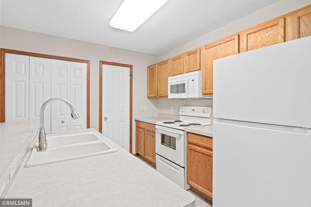 6983 21st Street N, Oakdale, MN 55128