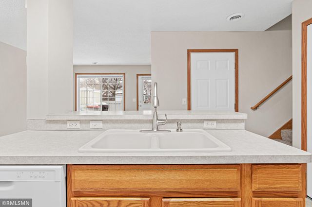 6983 21st Street N, Oakdale, MN 55128