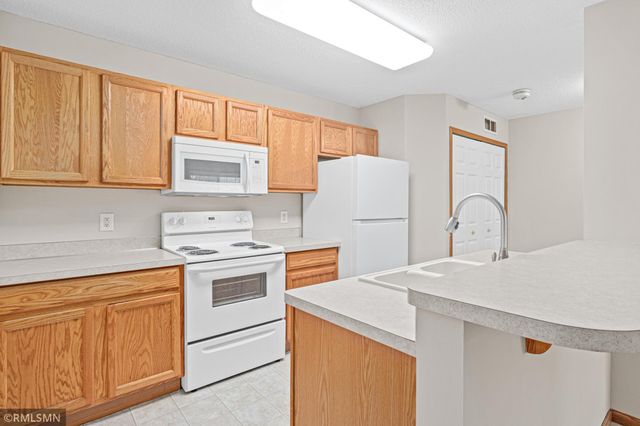 6983 21st Street N, Oakdale, MN 55128