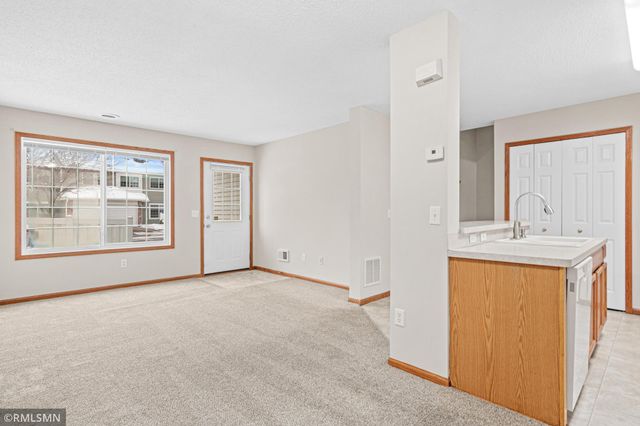 6983 21st Street N, Oakdale, MN 55128