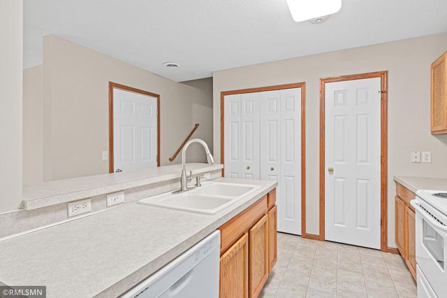 6983 21st Street N, Oakdale, MN 55128