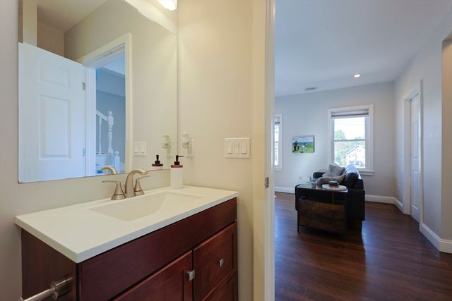 112 Roslindale Ave 2, Boston, MA 02131