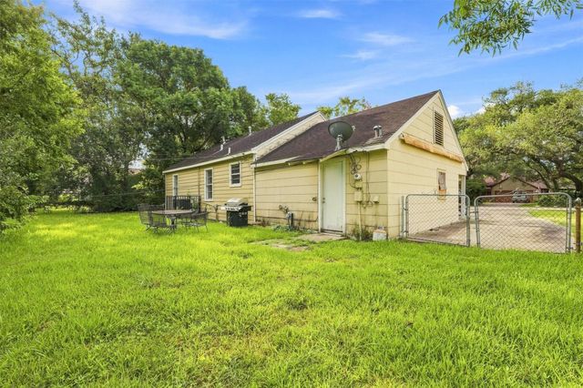 1914 Oaklawn Drive, La Marque, TX 77568
