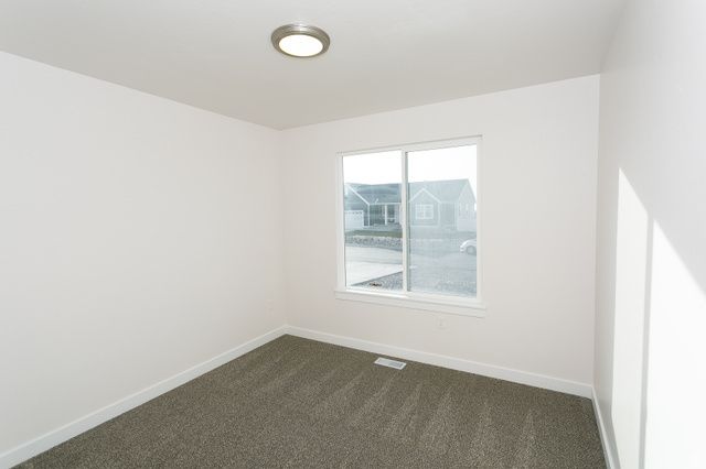 8214 N LAKESHORE DR, Lake Point, UT 84074