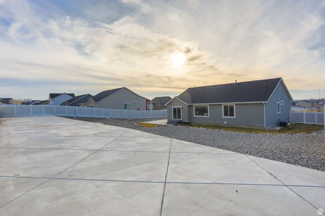 8214 N LAKESHORE DR, Lake Point, UT 84074