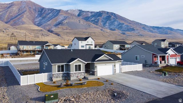 8214 N LAKESHORE DR, Lake Point, UT 84074